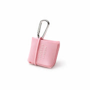 Ciotola da viaggio pieghevole rosa con moschettone in metallo argentato. Sfondo bianco