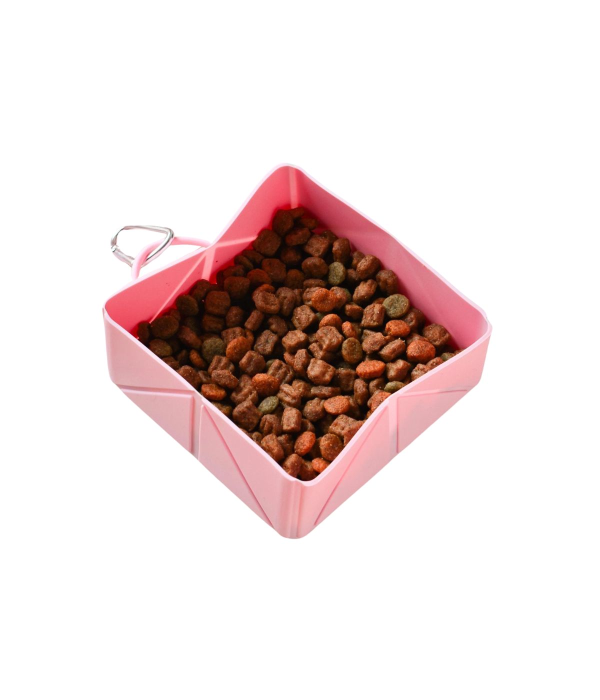 Ciotola da viaggio pieghevole rosa aperta con croccantini all'interno per cani e gatti. Sfondo bianco