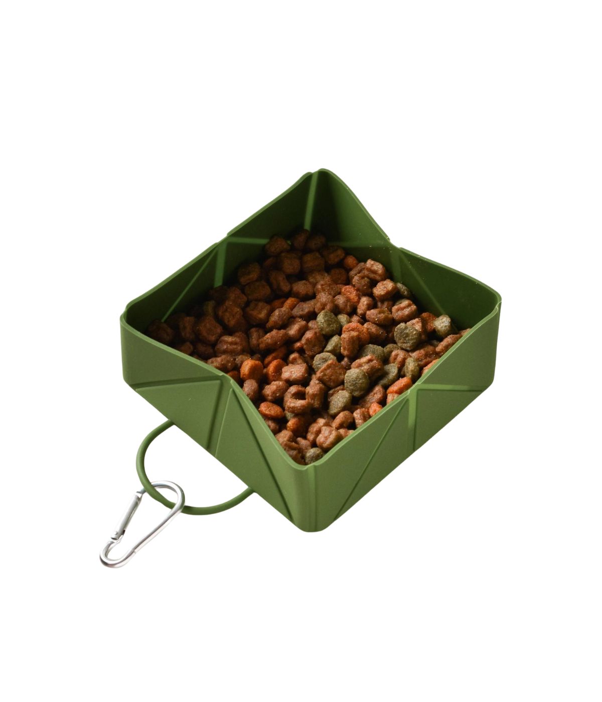 Ciotola da viaggio pieghevole verde aperta con croccantini all'interno per cani e gatti. Sfondo bianco