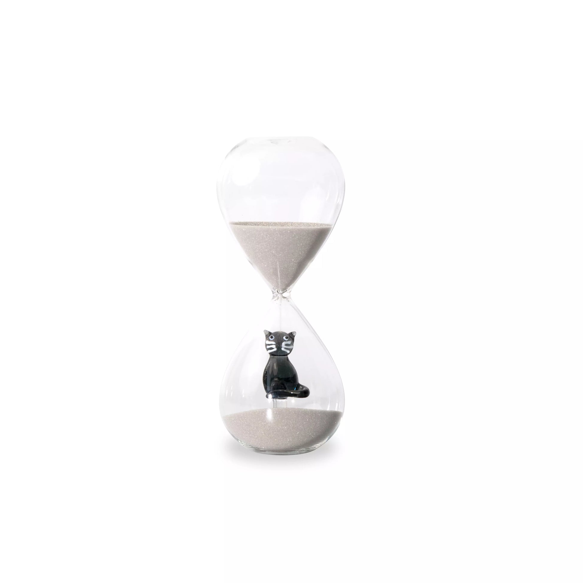 Clessidra di vetro trasparente con sabbia grigia. All'interno simpatico gatto nero lavorato in vetro. Sfondo bianco