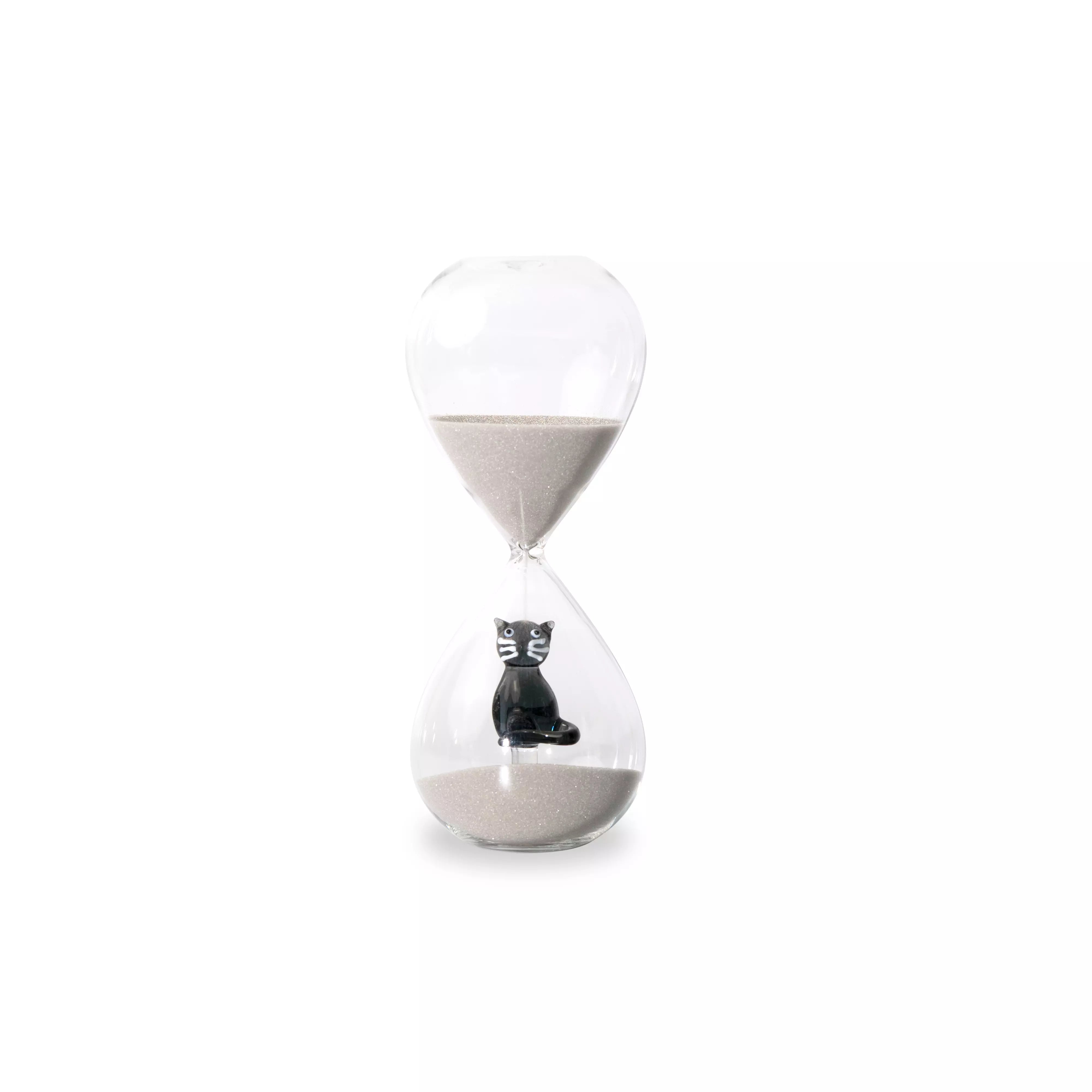 Clessidra di vetro trasparente con sabbia grigia. All'interno simpatico gatto nero lavorato in vetro. Sfondo bianco