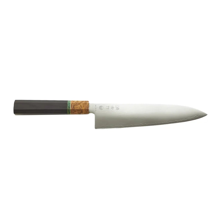 Coltello con lavorazione damascata, manico nero con dettaglio verde e color legno.