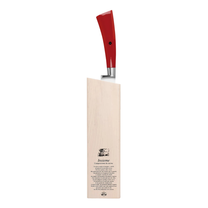 Un coltello da pane con manico rosso, ceppo in legno e scritta. Immagine su sfondo bianco