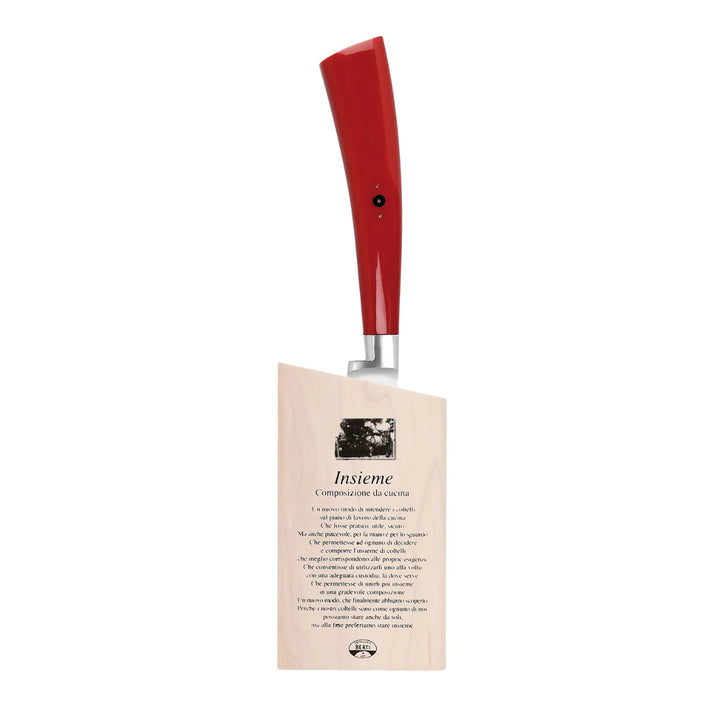 Un coltello spelucchino dritto con manico rosso e lama in acciaio inox. Sfondo bianco