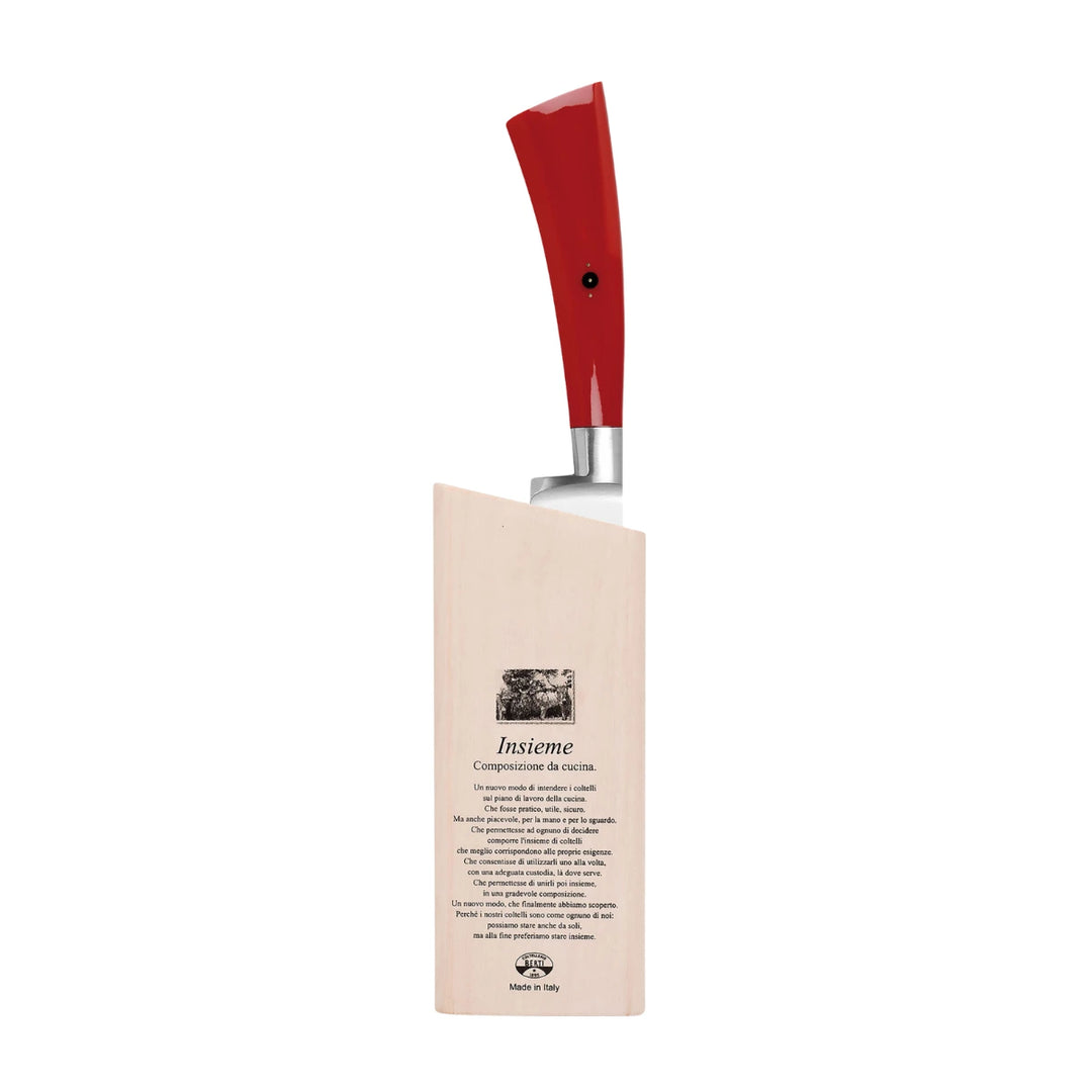 Un coltello da verdure con manico rosso, ceppo in legno e scritta. Immagine su sfondo bianco