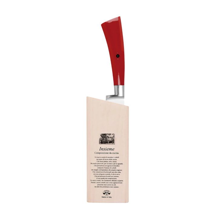 Un coltello da verdure con manico rosso, ceppo in legno e scritta. Immagine su sfondo bianco