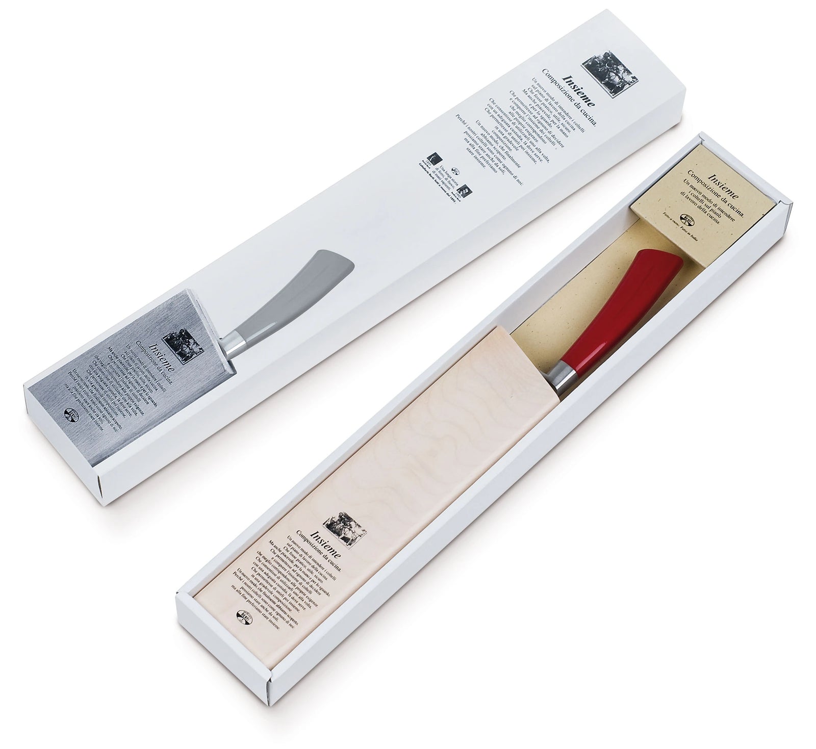 Scatola in cartone bianca, coltello rosso dentro a ceppo in legno con scritte. Sfondo bianco