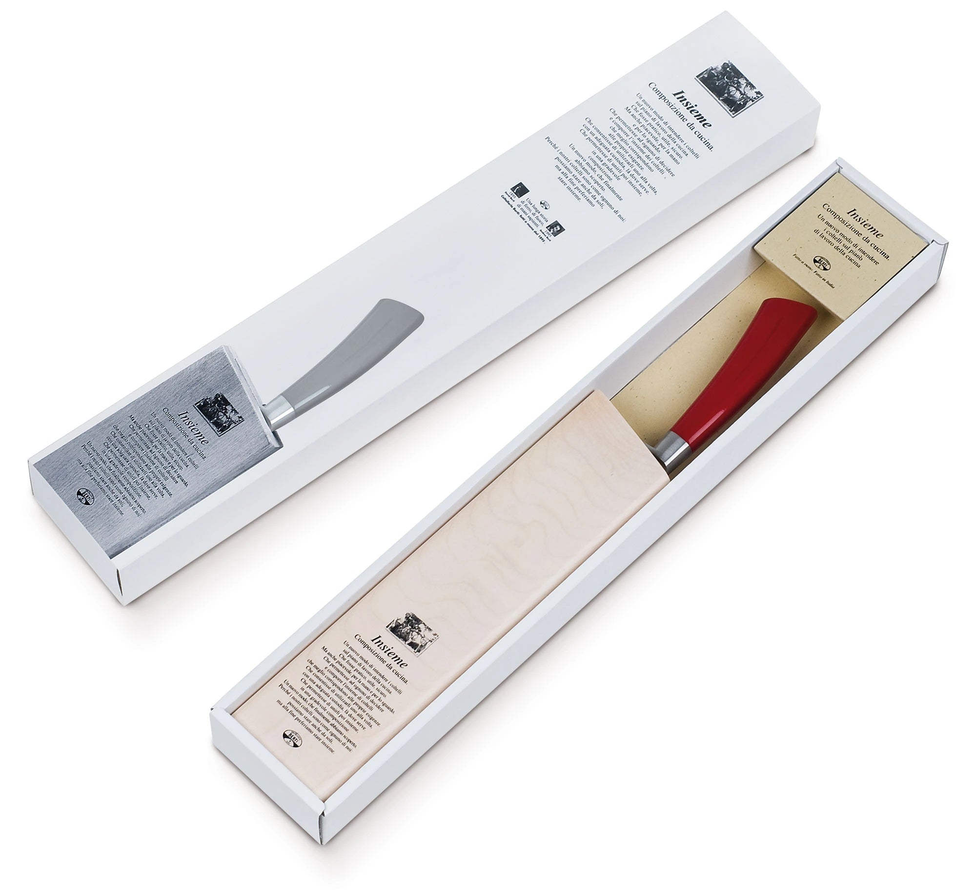 Scatola in cartone bianca, coltello rosso dentro a ceppo in legno con scritte. Sfondo bianco