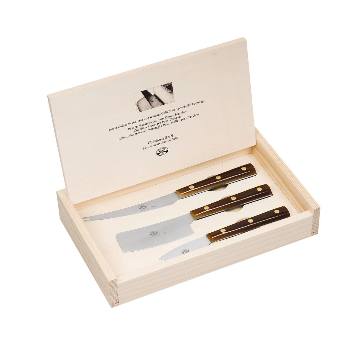 Confezione in legno Set tre coltelli da formaggi, manico marrone. Lama acciaio inox  Sfondo bianco