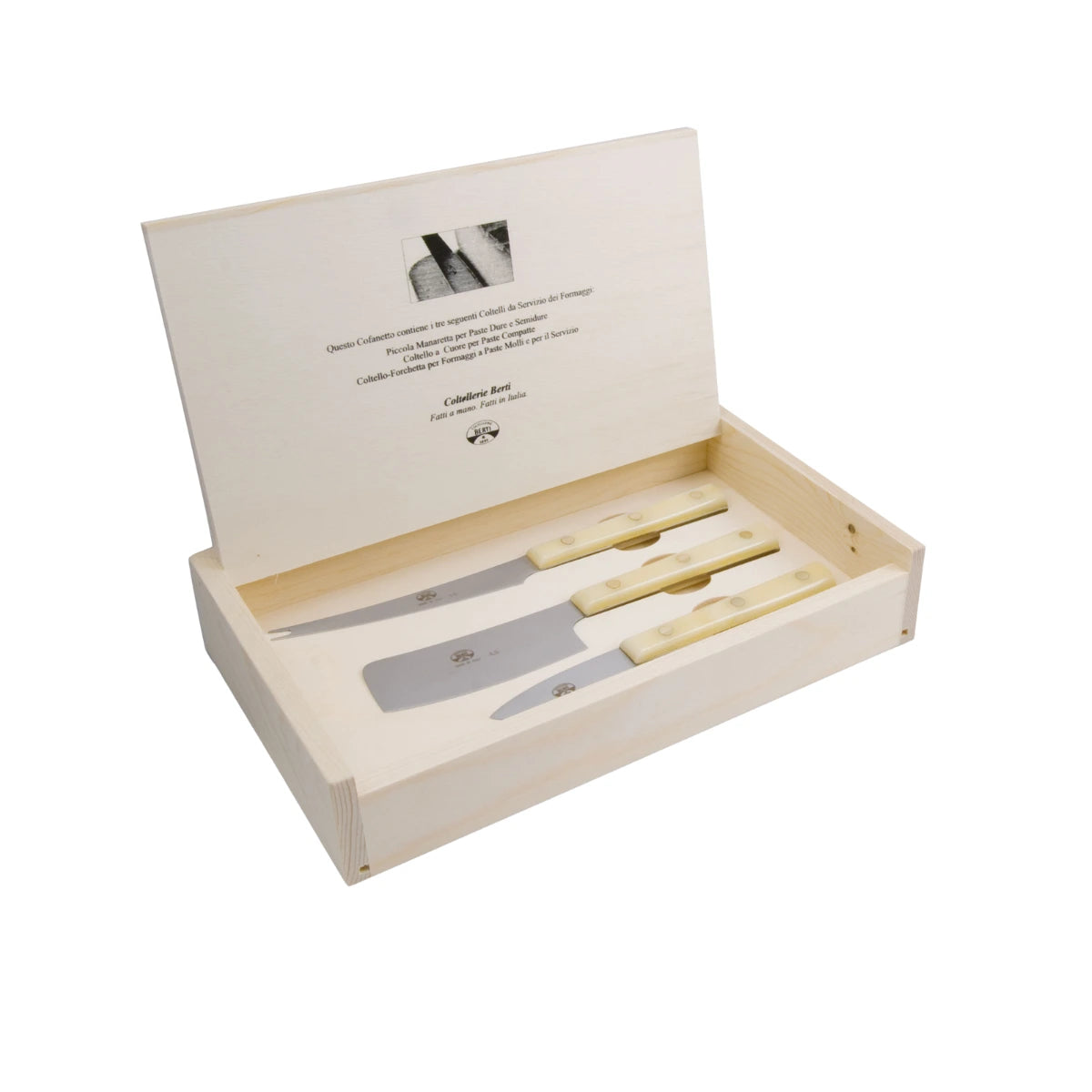 Confezione in legno Set tre coltelli da formaggi, manico crema. Lama acciaio inox. Sfondo bianco