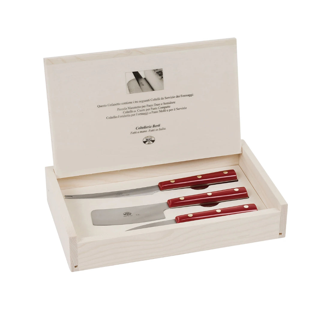 Confezione in legno set tre coltelli da formaggi, manico rosso. Lama acciaio inox. Sfondo bianco