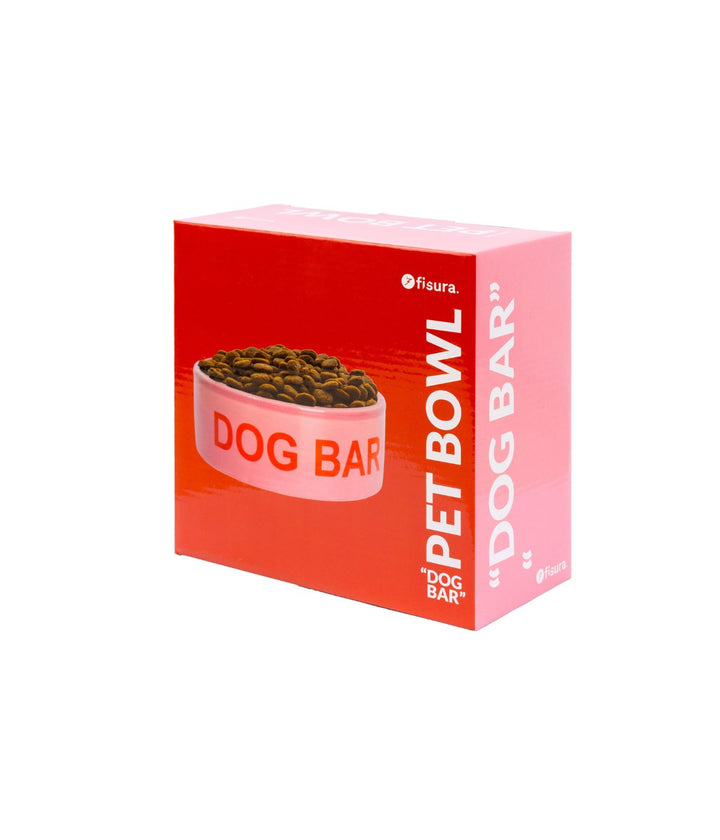 Confezione della per cani con scritta rossa "DOG BAR". Sfondo bianco