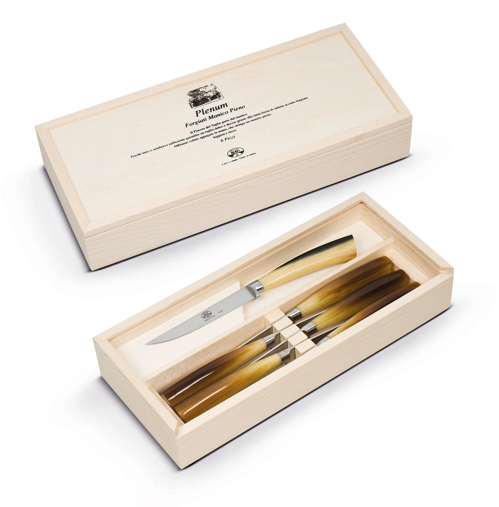 Confezione in legno Set sei coltelli da carne, manico simil corno. Lama acciaio inox. Sfondo bianco