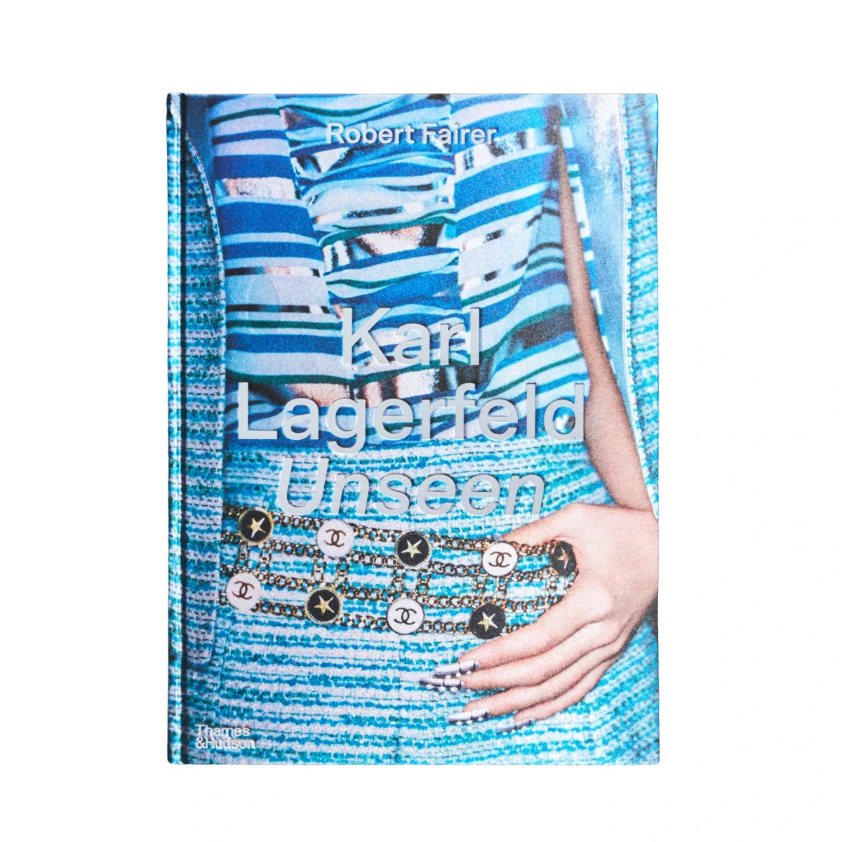 Copertina con sfondo abito azzurro e blue e scritta Bianca Karl Lagerfeld Unseen. Sfondo bianco