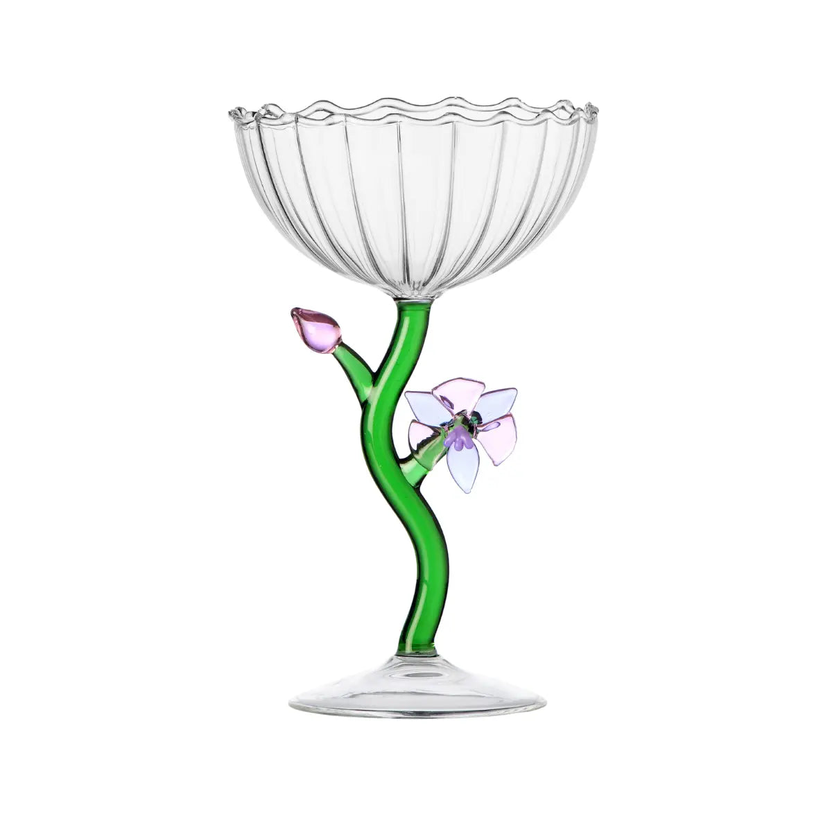 Coppa di champagne di vetro con stelo verde con dettaglio lavorato a lume di un fiore di orchidea. Sfondo bianco