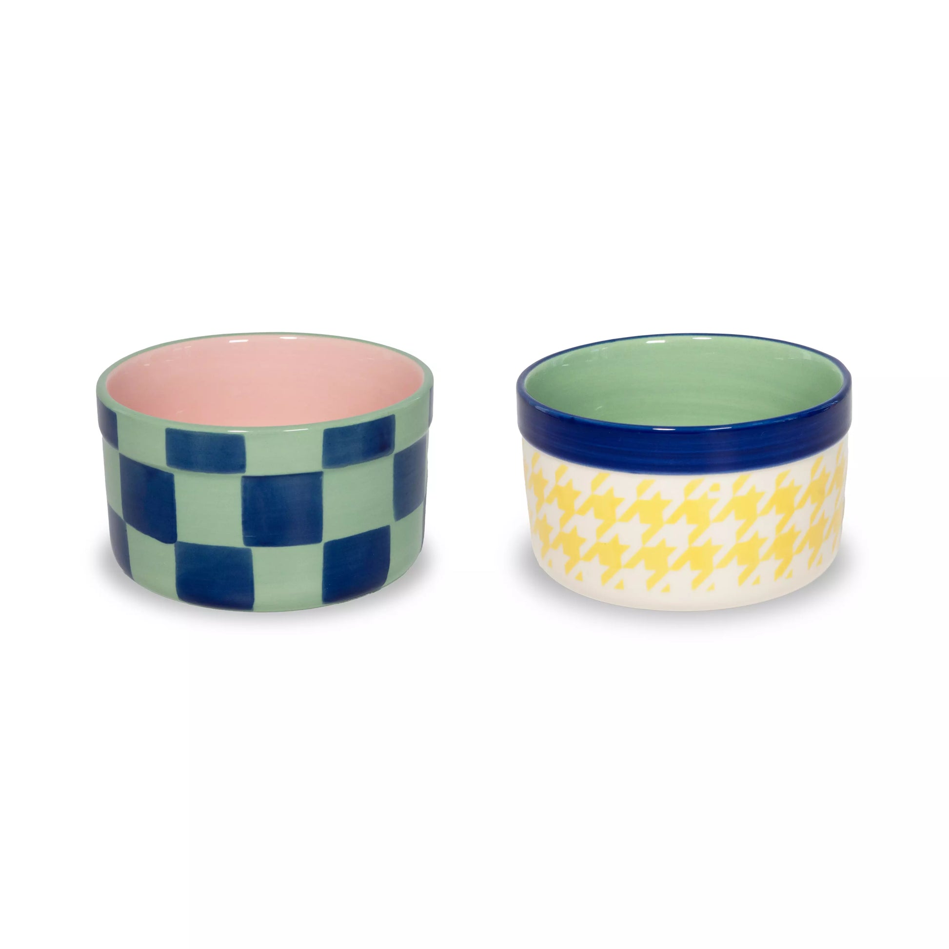 Set di due coppette in ceramica con fantasia geometrica e colorate. Sfondo bianco 