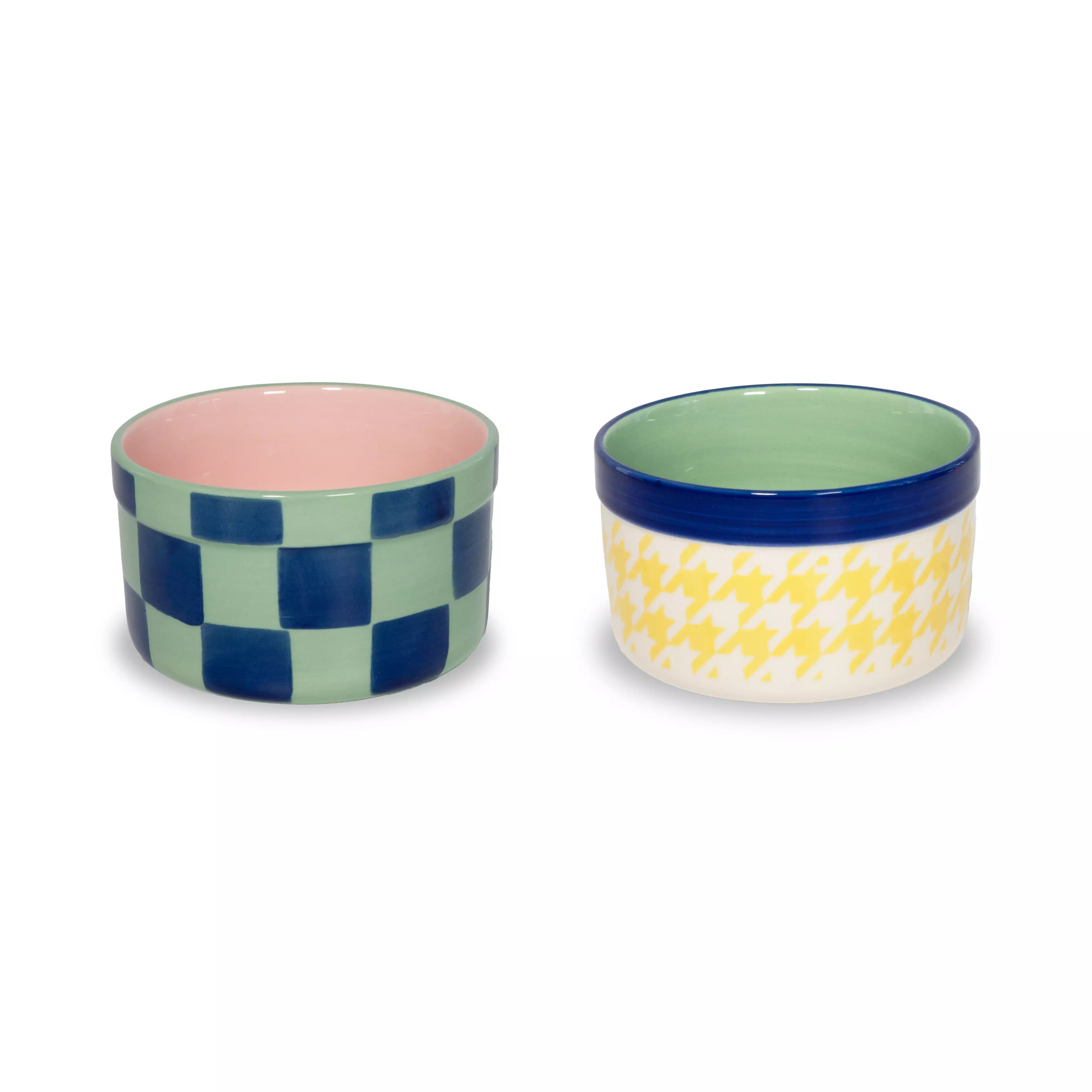 Set di due coppette in ceramica con fantasia geometrica e colorate. Sfondo bianco 