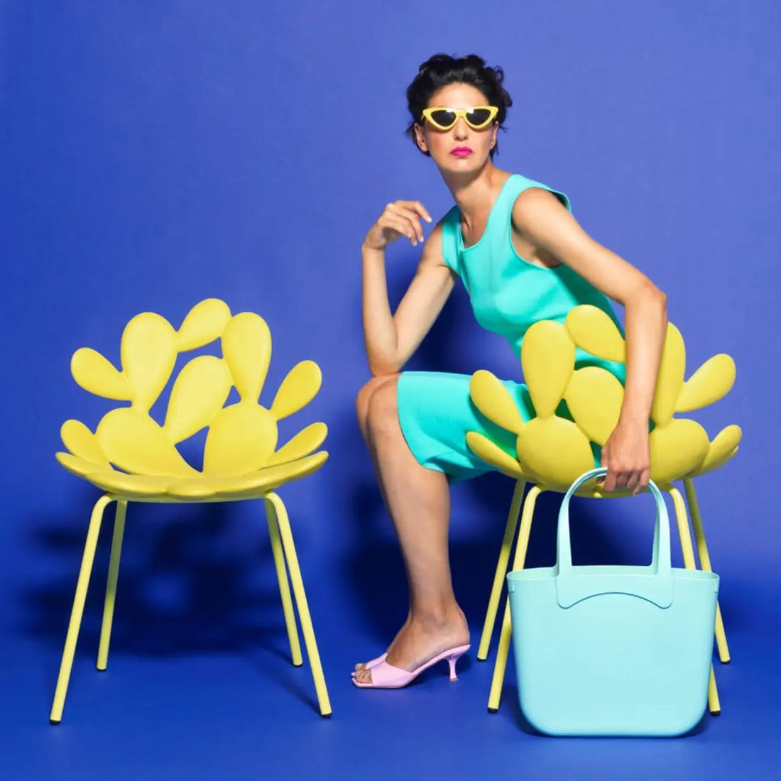 Due sedie gialle con una seduta particolare che ricorda il fico d'india
