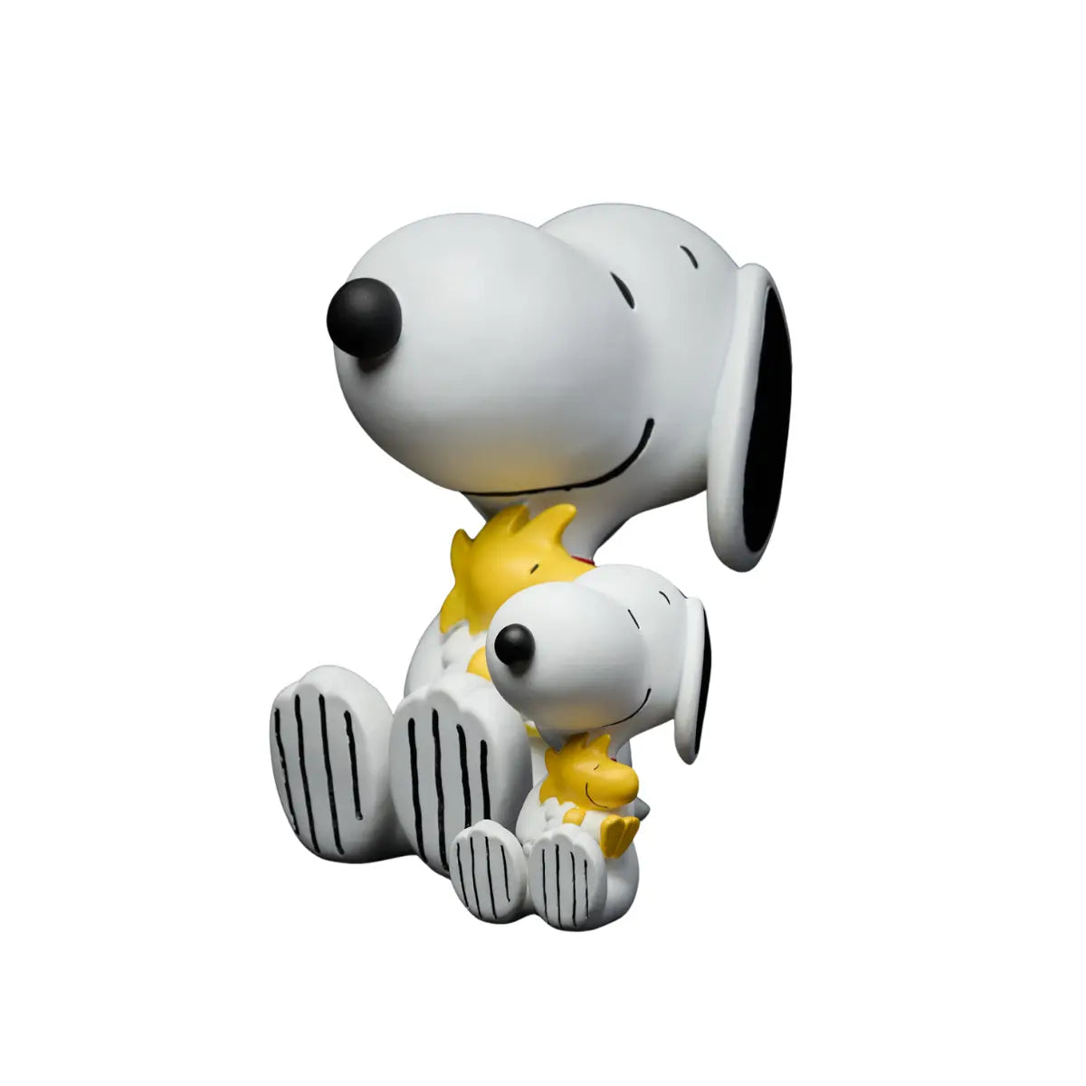 Snoopy Woodstock piccolo e grande, colore bianco che tengono in braccio Woodstock. Sfondo bianco
