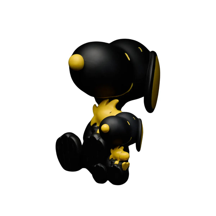 Snoopy Woodstock piccolo e grande, colore nero che tengono in braccio Woodstock. Sfondo bianco
