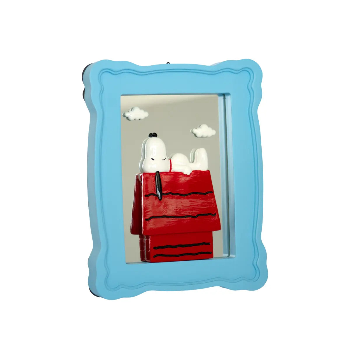 Cornice azzurra con casetta rossa a righe nere con Snoopy sdraiato 