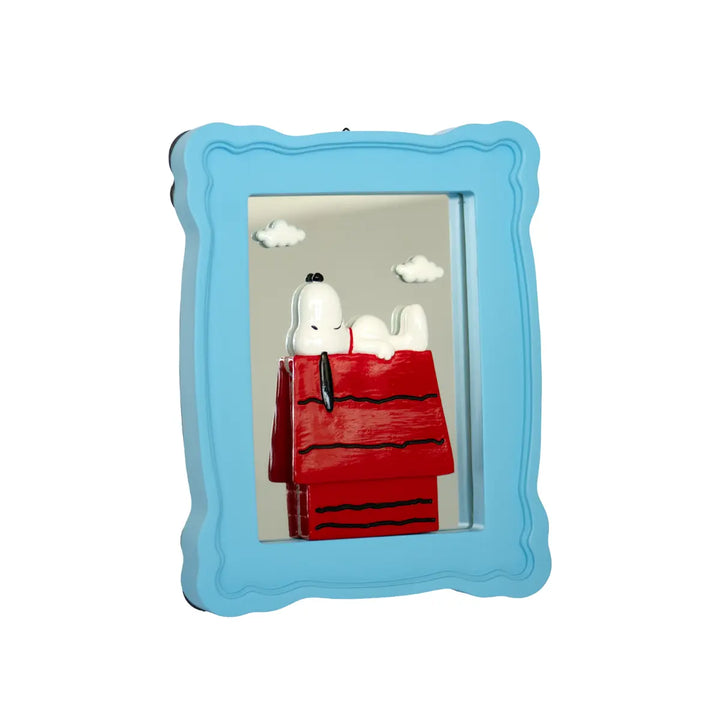 Cornice azzurra con casetta rossa a righe nere con Snoopy sdraiato 