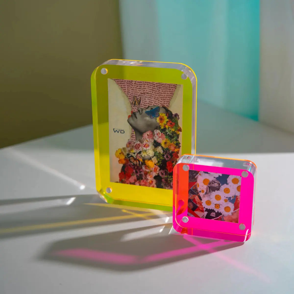 Due cornici magnetiche una nella versione più piccola e fucsia e una più grande gialla