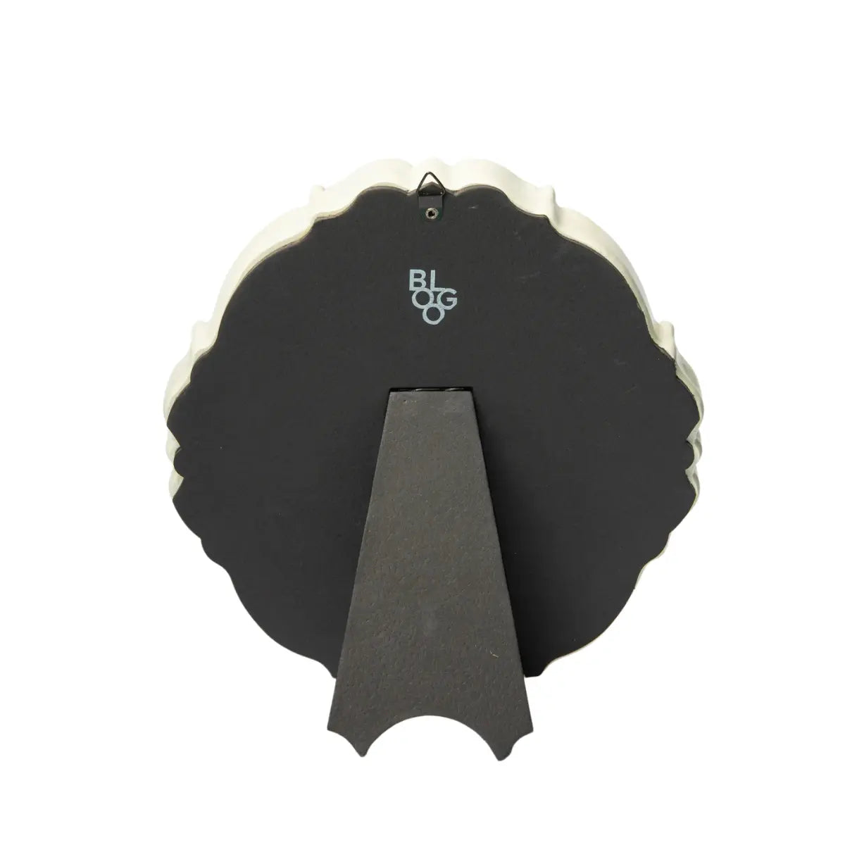 Retro della cornice Orlando di Blogo. presenta il gancio per appenderla al muro e il supporto per appoggiarla su un piano. C'è il logo di Blogo in bianco. Sfondo bianco