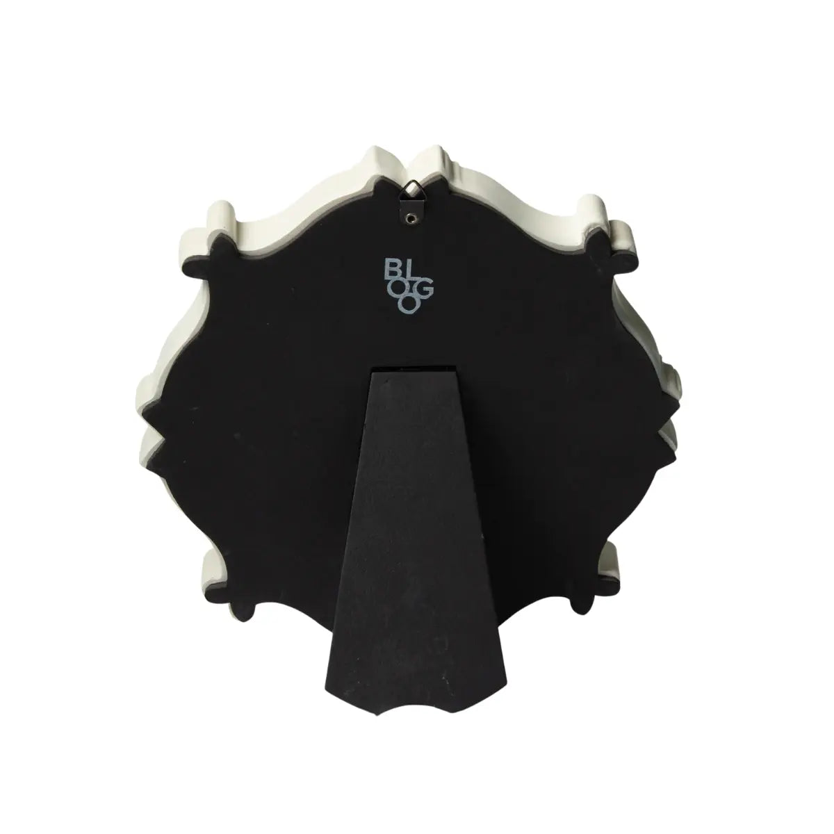 Retro della cornice bianca di forma irregolare in rilievo con volto di un gatto nero in rilievo su sfondo rosa. L'immagine è su sfondo bianco.