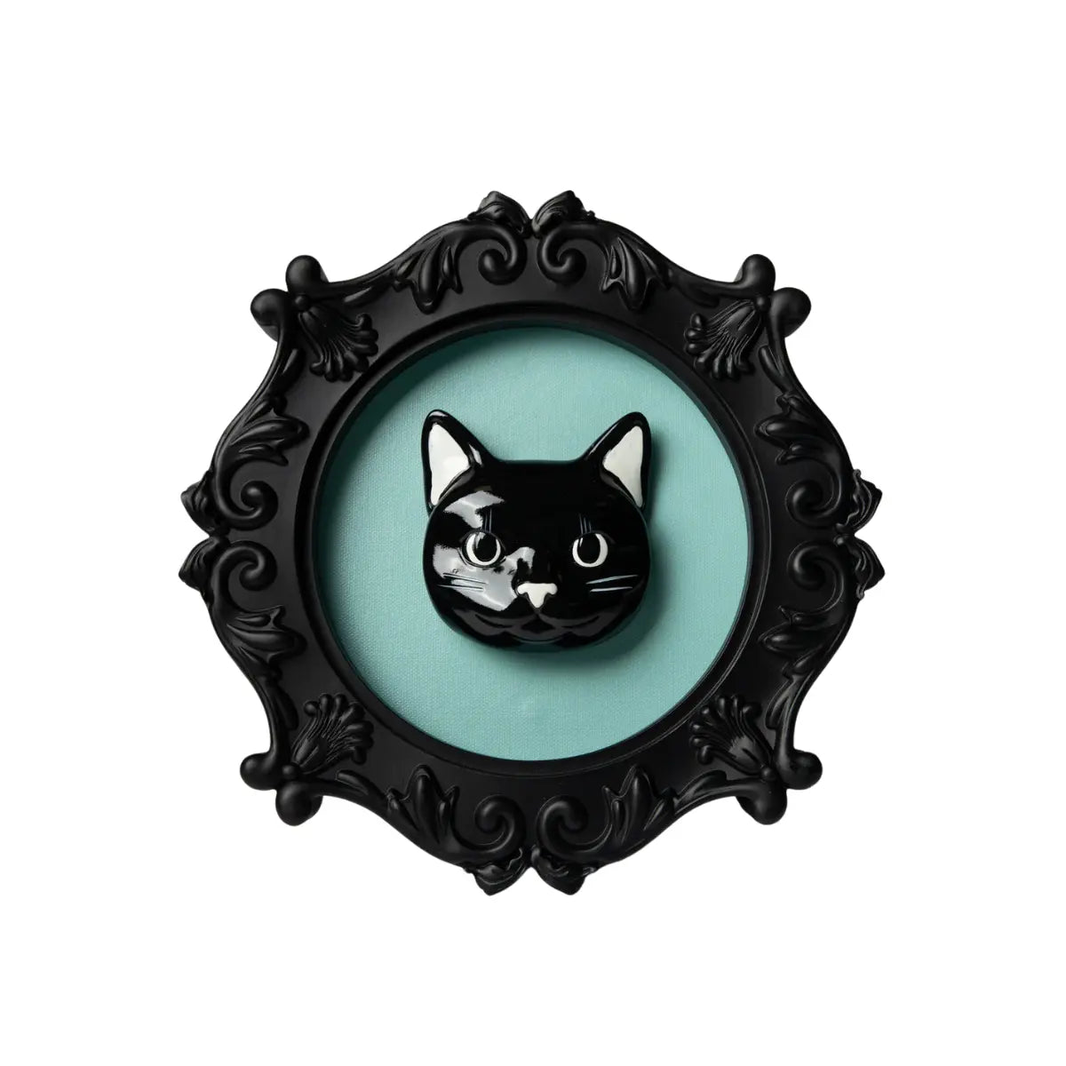 Cornice nera di forma irregolare in rilievo con volto di un gatto nero in rilievo su sfondo tiffany. L'immagine è su sfondo bianco.