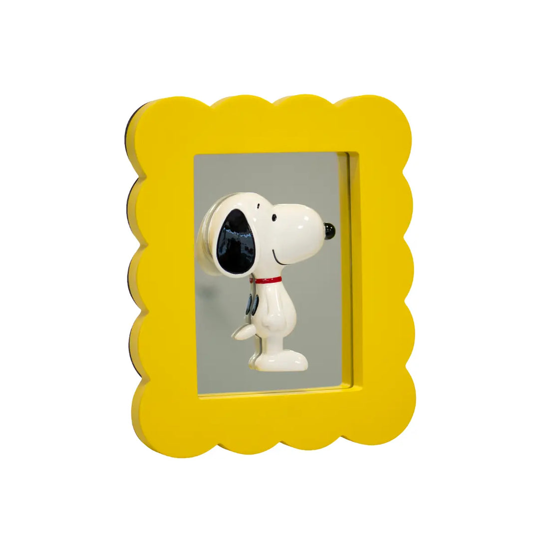 Cornice Snoopy in piedi con bordo giallo a onde, specchio e Snoopy al centro in piedi
