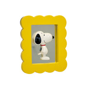 Cornice Snoopy in piedi con bordo giallo a onde, specchio e Snoopy al centro in piedi
