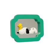 Cornice verde e specchio con Snoopy disteso e Woodstock sul suo naso 