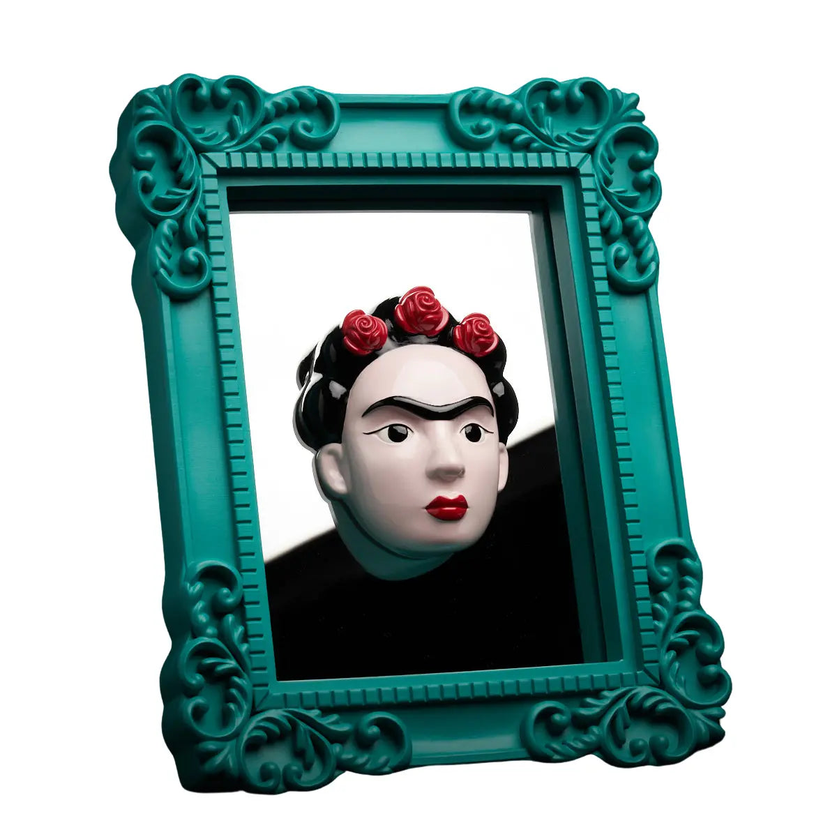 Cornice a specchio con volto di Frida Kahlo al centro. Cornice Verde in resina. Sfondo bianco