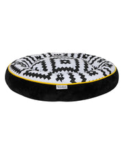 Cuccia per cani e gatti metà decorata zigzag bianco e nero, metà nera. Bordo giallo, sfondo bianco