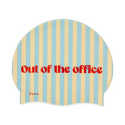 Cuffia da piscina a righe in silicone con scritta rossa "Out of the office"