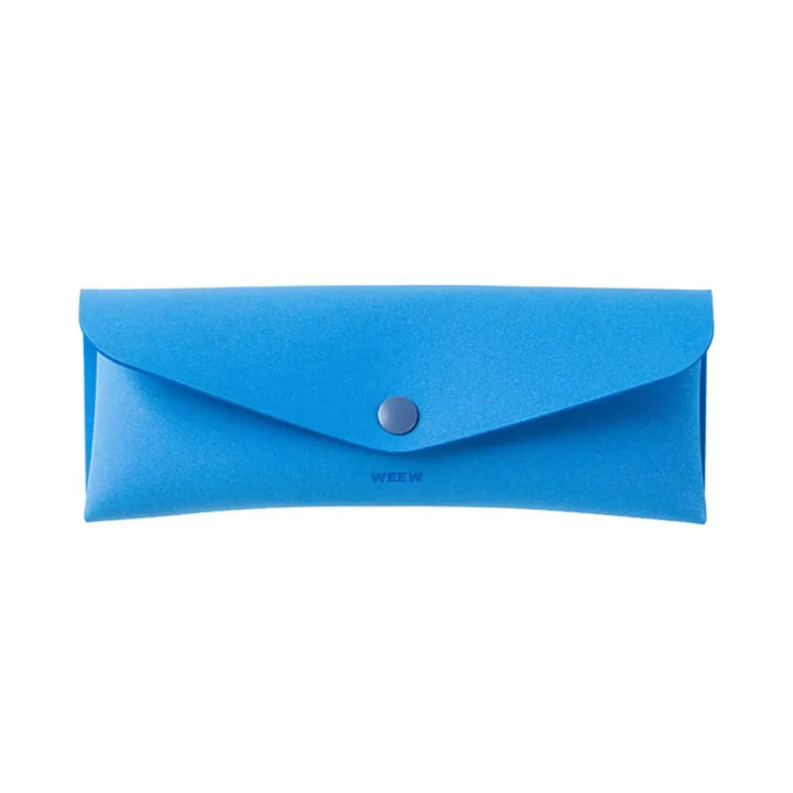 Custodia occhiali o portapenne blu con chiusura a bottone. Sfondo bianco