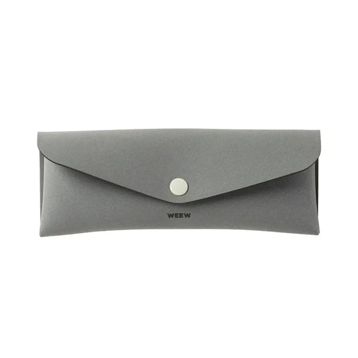 Custodia occhiali o portapenne grigio con chiusura a bottone. Sfondo bianco
