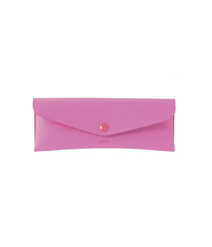 Custodia occhiali o portapenne rosa con chiusura a bottone. Sfondo bianco