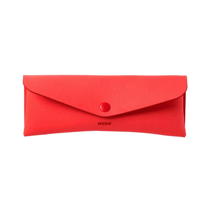 Custodia occhiali o portapenne rosso con chiusura a bottone.Sfondo bianco