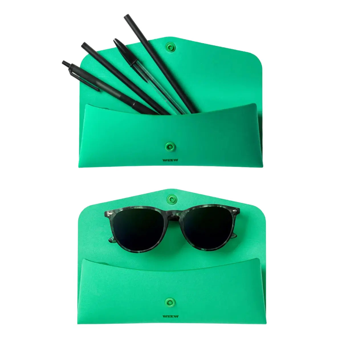 Custodia occhiali o portapenne verde con chiusura a bottone.Sfondo bianco