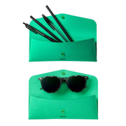 Custodia occhiali o portapenne verde con chiusura a bottone.Sfondo bianco