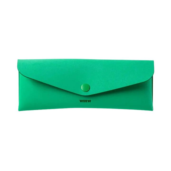 Custodia occhiali o portapenne verde con chiusura a bottone. Sfondo bianco