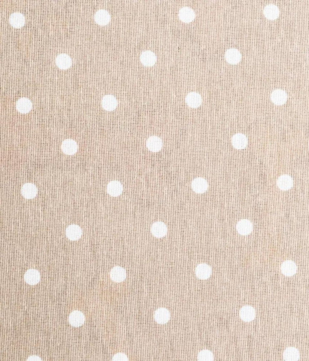 Dettaglio tessuto letto per cani beige con pois bianchi