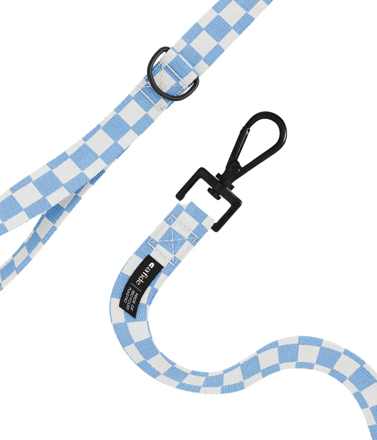 Dettaglio tessuto guinzaglio quadretti bianchi e blu. Moschettone e gancio neri. Sfondo bianco