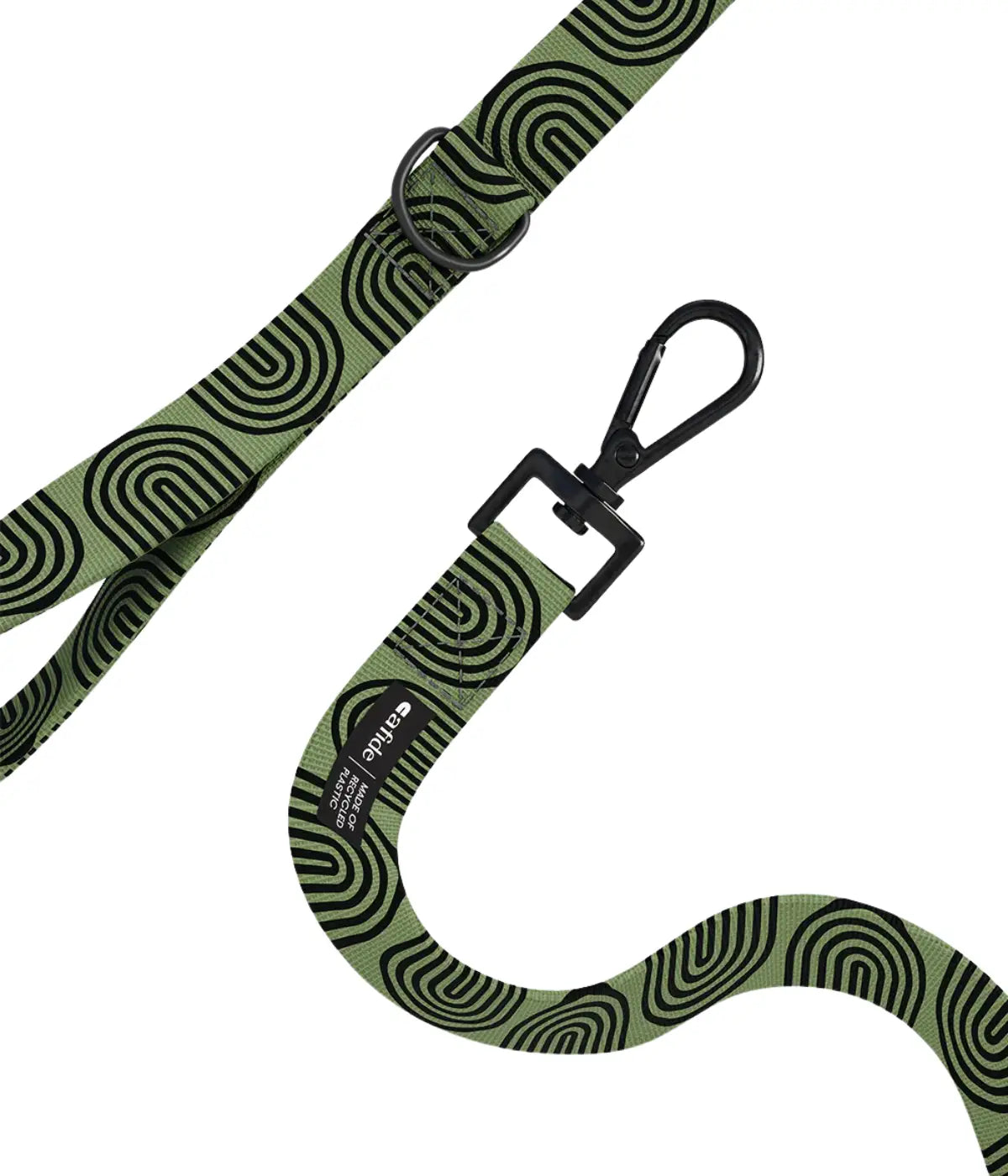 Dettaglio tessuto guinzaglio verde con disegni a arco. Moschettone e gancio neri. Sfondo bianco