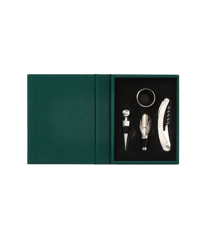 Interno scatola a forma libro che contiene: Apribottiglie, Tappo, Versatore, Collare. Sfondo bianco