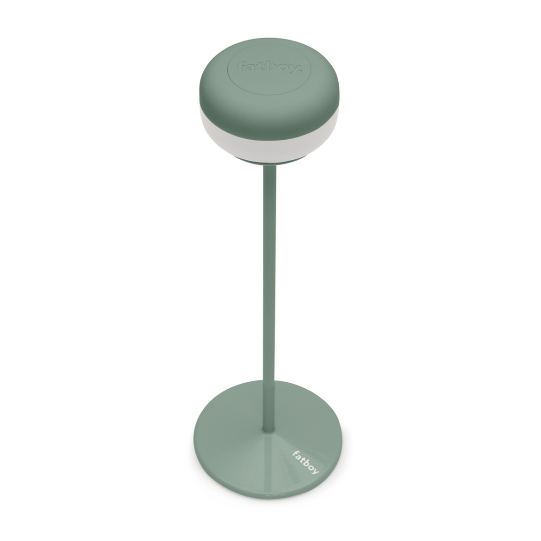 Lampada da tavolo, beige. Parte alta lampadina dimerabile e staccabile per ricarica. Sfondo bianco