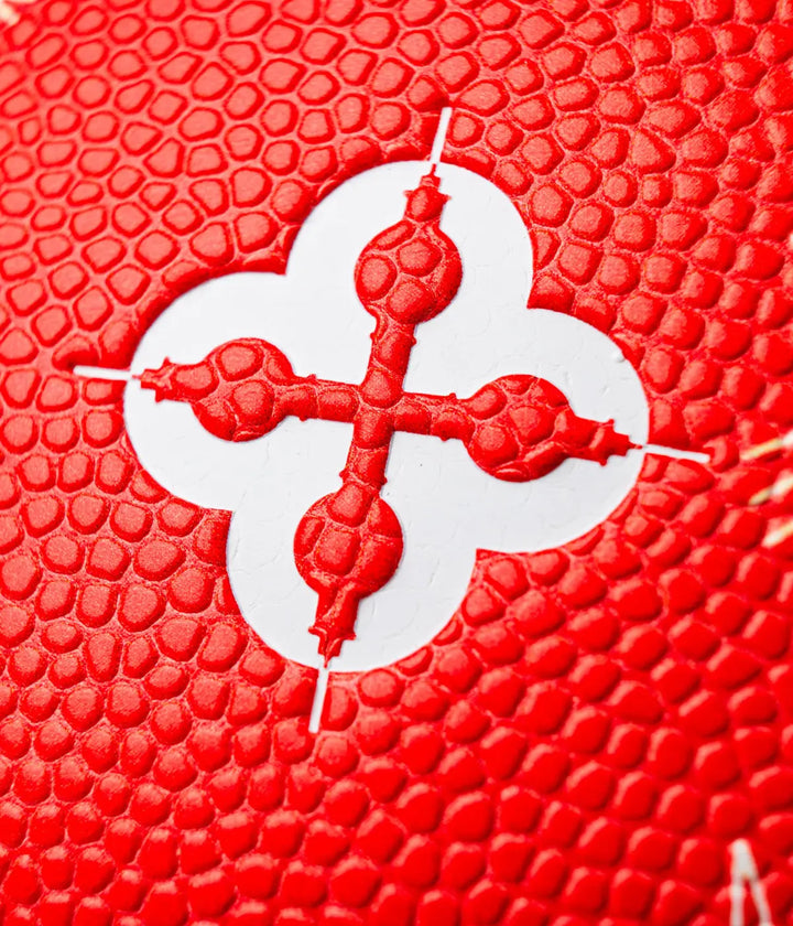 Dettaglio marchio bianco, rosso su palla da basket rosso Ferrari 