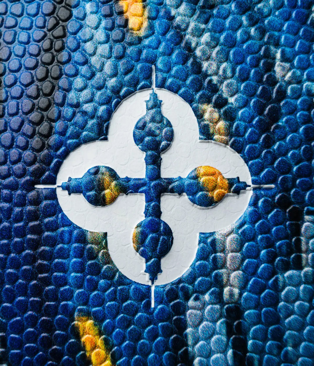 Dettaglio marchio bianco, blu e giallo su palla da basket con disegni dipinto